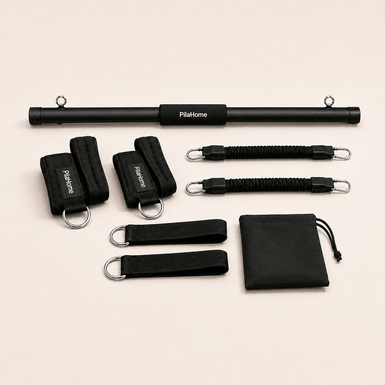 PilaHome pilates bar set bestaande uit een pilatesstang, weerstandsbanden, enkelbanden en opbergtas op een lichtgekleurde achtergrond.