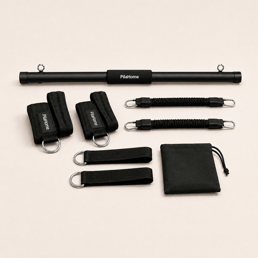 PilaHome pilates bar set bestaande uit een pilatesstang, weerstandsbanden, enkelbanden en opbergtas op een lichtgekleurde achtergrond.
