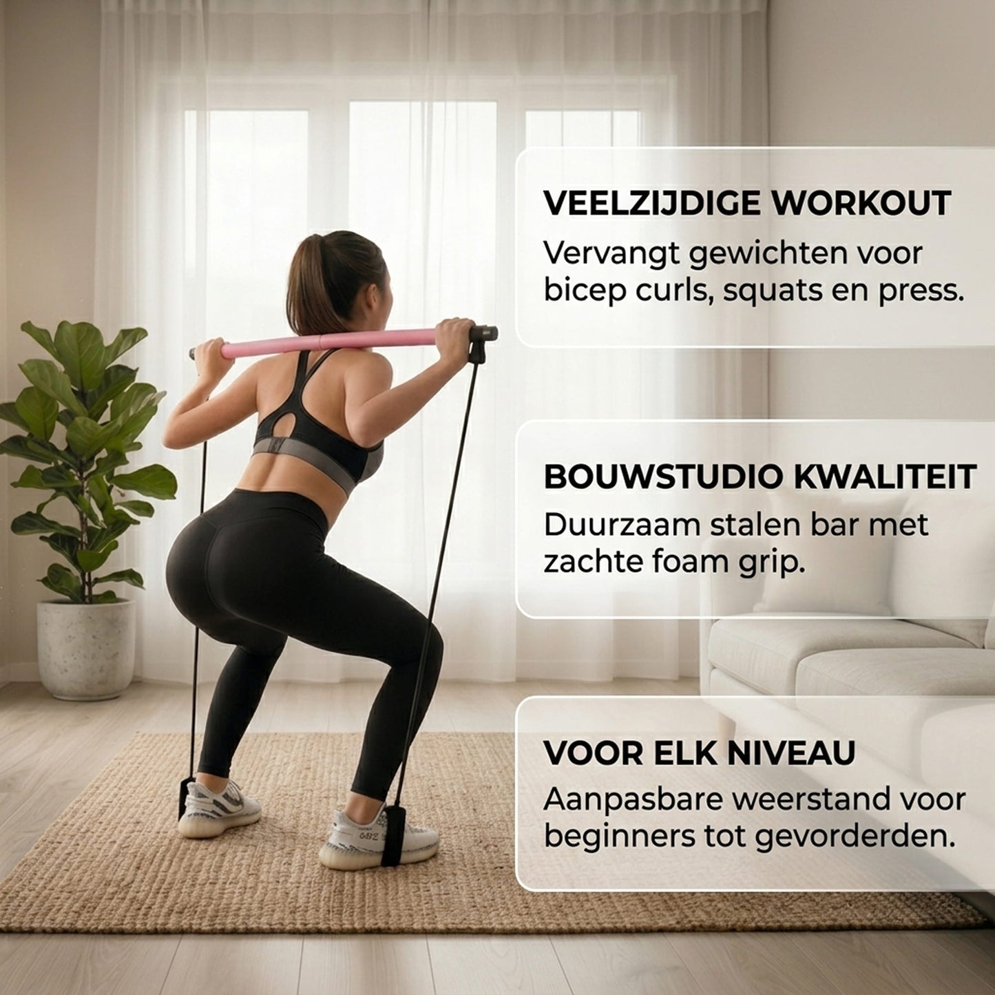 Vrouw voert een squat uit met de roze PilaHome pilates bar in een minimalistische woonkamer met workout tips voor elk niveau.